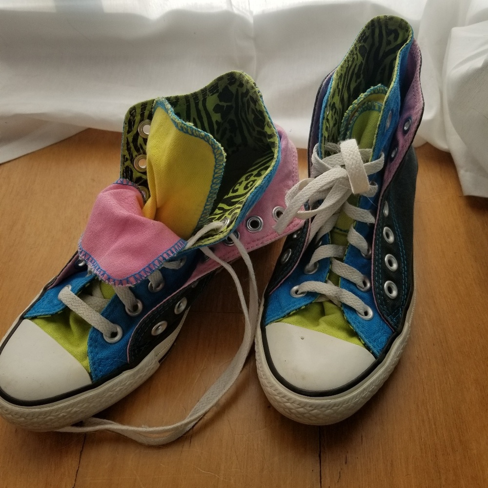 Super cute custom Converse High Top! 🖤💙💛💗💚